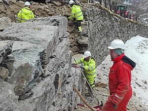 2016: Resturering mur Vindhella i lag med Sherparar frå Stibyggjaren AS