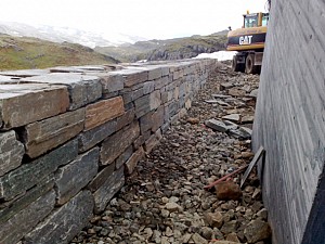 FV 243 Aurland-Lærdal, mur rasteplass Flotane