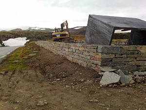 FV 243 Aurland-Lærdal, mur rasteplass Flotane