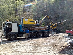 Transport av borerigg til skogsveg bygging